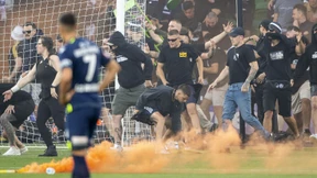 Fans stürmen Platz und verletzen Torwart schwer