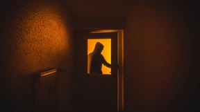 Einbrecher stemmen sich ein Loch in die Hauswand