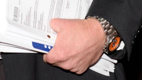 Mann sägt sich für Versicherungsbetrug Finger ab