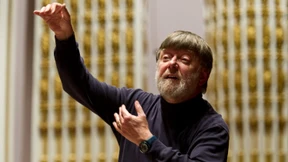 Er führt durch Humor