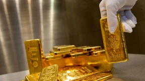 Drei Männer waschen Geld mit Gold