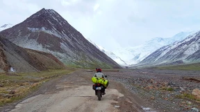 Rentnerin fährt mit Motorrad nach Asien