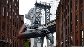Wenn die Frau mit der Manhattan Bridge verschmilzt