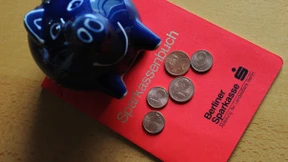 Deutsche sparen wegen Mini-Zinsen immer weniger