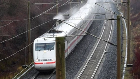 Hunderte Bahnreisende sitzen stundenlang in ICE fest