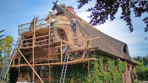 Wie man ein Reetdach baut und instand hält