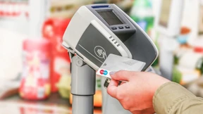 Gericht blickt auf Gebühren für Girocard