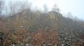 Rauch und Glut am Berg