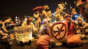 Proteste gegen Ausbau am Frachtflughafen