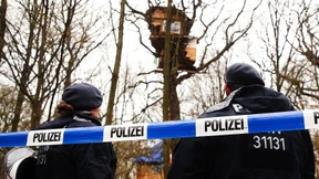 Polizei will mutmaßlichen Fäkalienwerfer aus Baumhaus holen