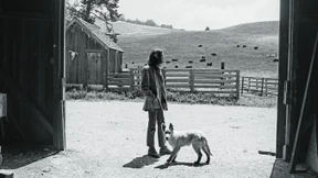 Ein Hippie fährt reiche Ernte ein