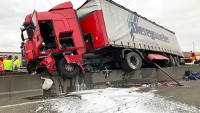 Lastwagen bleibt auf Mittelschutzwand liegen