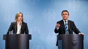 Schröder will Kompetenzzentrum gegen Rechtsextremismus 