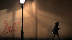 So können Frauen sicher in der Nacht nach Hause kommen