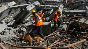 Zwei Inder nach anderthalb Tagen aus Trümmern gerettet