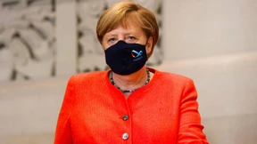 Merkel trägt Maske
