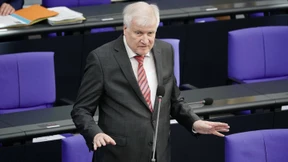 Seehofer verteidigt Aufnahme von Flüchtlingen: Anders als 2015