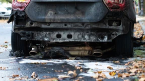 Jugendliche zünden Dutzende Autos an