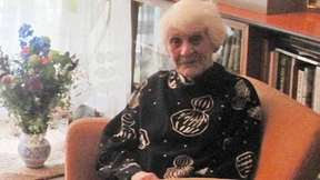 102 Jahre alte Frau erhält Promotionsurkunde 