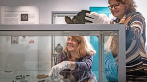 Verbogenes Schwert als Grabbeigabe