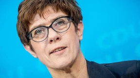 Kramp-Karrenbauer: Soli-Abschaffung vorziehen