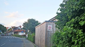 Dürfen Anwohner Appelle zum Langsamfahren aufhängen?