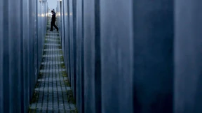 Polizisten nutzen Holocaust-Mahnmal für Fitness-Übungen