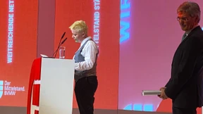 Aktivistin stürmt vor Kaeser-Auftritt auf die Bühne