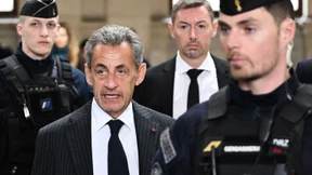 Noch ein Glas Champagner, dann geht es hinter Gitter