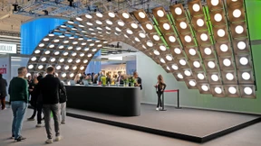 Leuchtende Kurven aus Stein und Holz