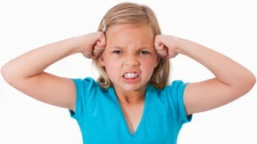 Wie brav sie mit Kastanien bastelt