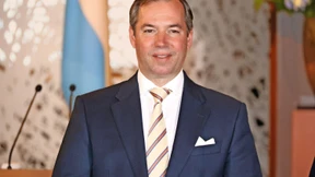 Spielt Tennis und Gitarre