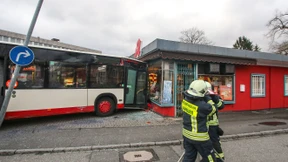 Bus fährt in Apotheke: Bremse und Gaspedal verwechselt