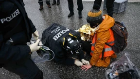 Klimaaktivisten blockieren Straßen im Hamburger Hafen