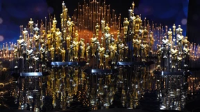 Statuen stemmende Preisträger