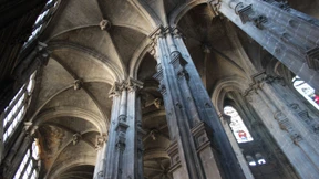 Die Töne kommen von dort rechts