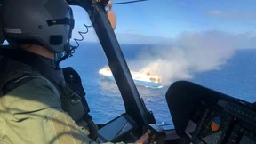 Was passiert jetzt mit dem brennenden Autofrachter?