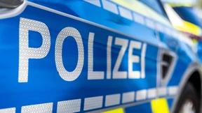 Polizei schießt auf nackten, bewaffneten Mann