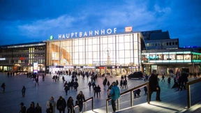 Syrische Männer schützen Amerikanerin