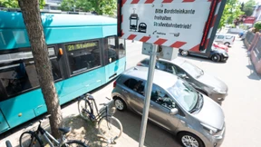 Blockierte Gleise und Haltestellen