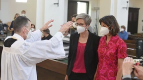 Katholische Priester dürfen homosexuelle Paare segnen