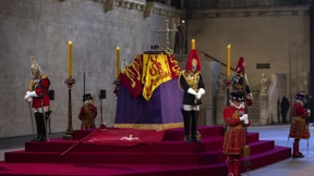 Wachmann bricht vor Sarg von Königin Elisabeth II. zusammen