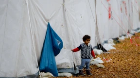 Zehntausende trotz sinkender Temperaturen in Zelten