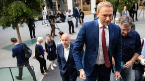 Zwischen Elefanten zerdrückt