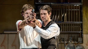 Fische, verheddert in Plastikmüll