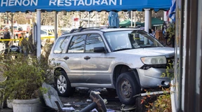 Autofahrer kracht in Restaurant und tötet mindestens zwei Menschen