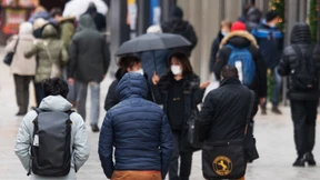 Maske auf beim Bummel durch die Stadt