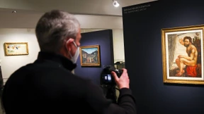 Maschinenmenschen auf leeren Marktplätzen