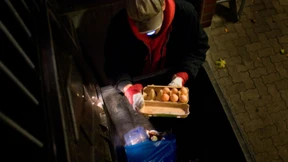 Essen aus dem Abfallcontainer