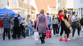 Einkaufsbummel hier, Ausgangssperre dort